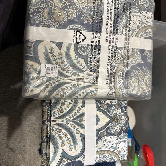 Pottery Barn Jordana Paisley percale King size duvet and 2 pillow shams. - Picture 4 of 6